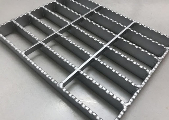 HBGBは32 x 4.5mmのステンレス鋼の床金属の格子ISO14001を鋸歯状にした