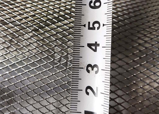 0.7mm 1.25kg/M2は拡大された金属の網4x8アルミニウム シートに電流を通した