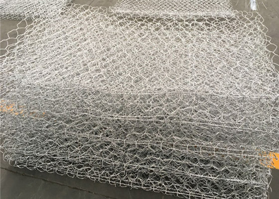 護岸の六角形の熱い浸された電流を通されたGabion箱270g/M2は上塗を施してある亜鉛でメッキする