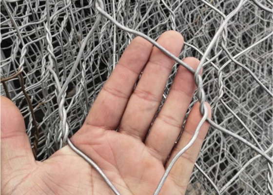ISO 9001 6m電流を通されたGabion箱100mmx120mmの石によって満たされる鉄条網