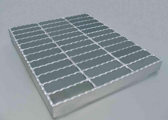 HBGBは32 x 4.5mmのステンレス鋼の床金属の格子ISO14001を鋸歯状にした