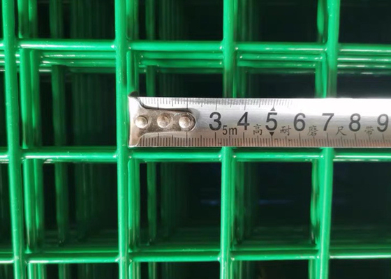黄色い6mポリ塩化ビニールは電流を通された溶接された金網にパネルをはめるQ195角目に塗った