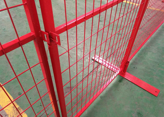 赤いカナダの臨時雇用者の塀はBunnings 6×9.5ft塗られる50x200ポリ塩化ビニールにパネルをはめる