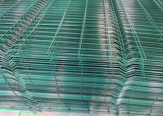 前に電流を通されたポリ塩化ビニールは緑3Dによって溶接された金網に囲う4mmを曲線2塗った