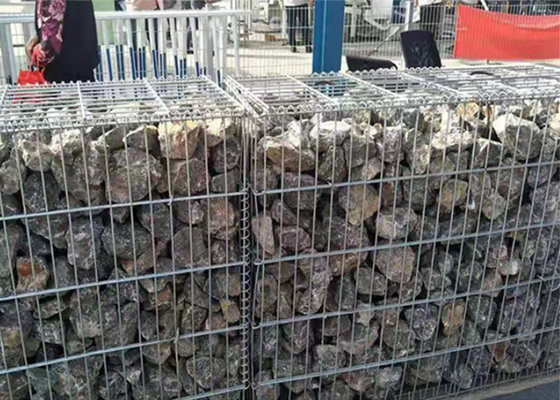 石は壁の溶接された網のGabion 4mmのワイヤ・ゲージ5x5 Cmの穴をおりに入れる