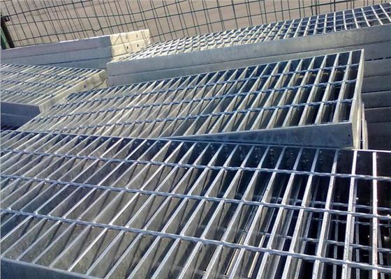 歩行者の明白な棒格子の皿の熱いすくいの電流を通されたキャットウォークの鋼鉄